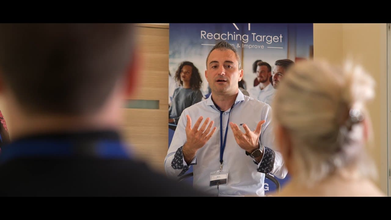 Reza Fazlollahi animant une formation PNL Reaching Target